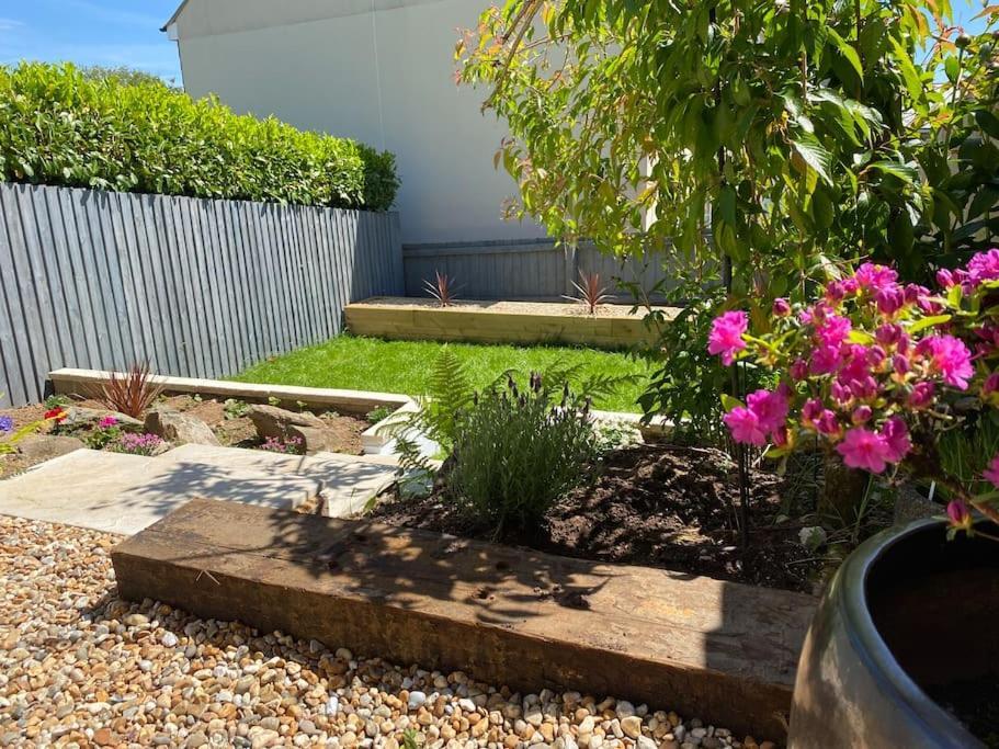 Stylish 3 Bed Home With Allocated Parking For 2 Лискерд Экстерьер фото