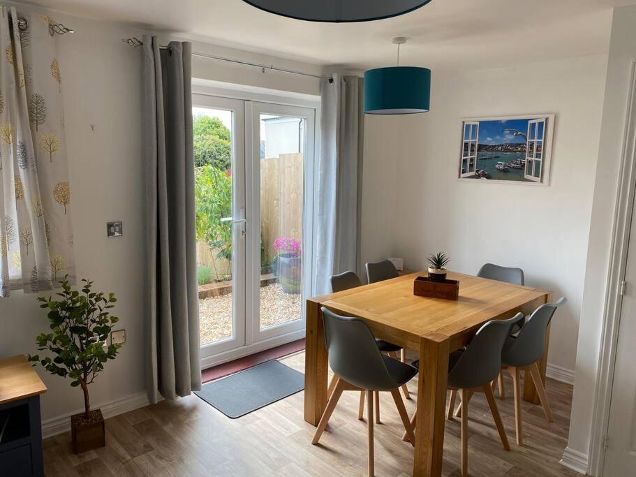 Stylish 3 Bed Home With Allocated Parking For 2 Лискерд Экстерьер фото